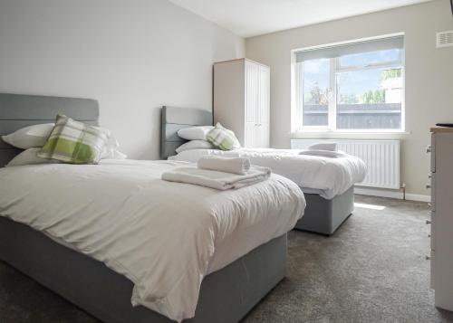 1 Schlafzimmer mit 2 Betten und einem Fenster in der Unterkunft Lee Valley in Hoddesdon