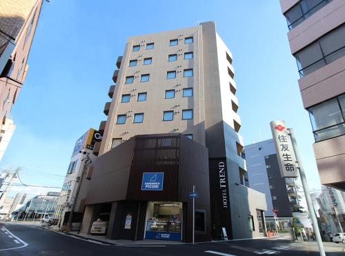 wysoki budynek na ulicy w mieście w obiekcie Hotel Trend Takatsuki w mieście Takatsuki