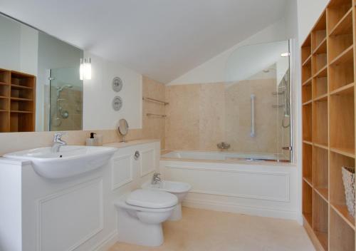 een badkamer met een wastafel, een toilet en een douche bij Davis Gate Farmhouse in Ribchester