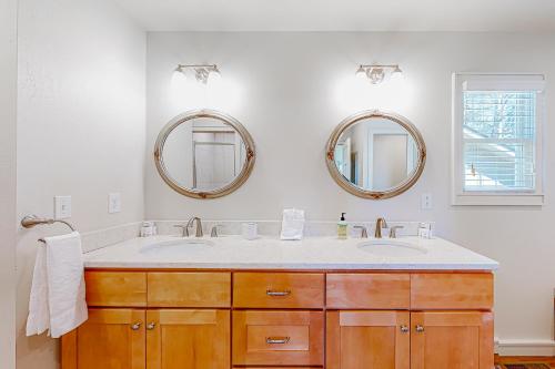 布里瓦德的住宿－Brevard Bungalow，浴室设有2个水槽和2面镜子