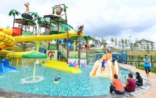 a water park with a water slide at JC Homestay Gamuda SkyLuge KL 1 in Rawang