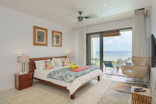 sypialnia z łóżkiem i widokiem na ocean w obiekcie Otera 2 Penthouse with panoramic view by LOV w mieście Trou aux Biches