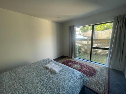 Modern Home by the Reserveにあるベッド