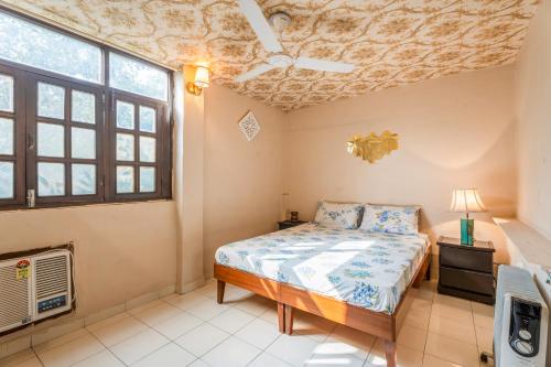 um quarto com uma cama e um teto em Mystique abode em Nova Deli