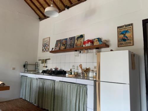 eine Küche mit einem weißen Kühlschrank im Zimmer in der Unterkunft Keladi Villa in Gili Trawangan