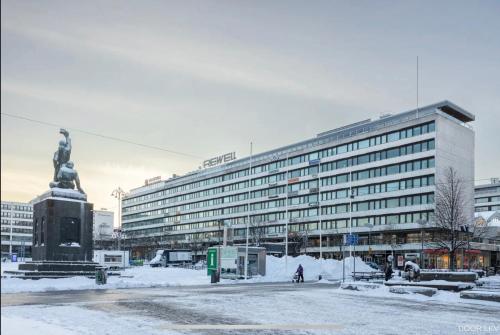 een groot gebouw met een standbeeld ervoor bij Rewell Suite - Central location and nice view! in Vaasa