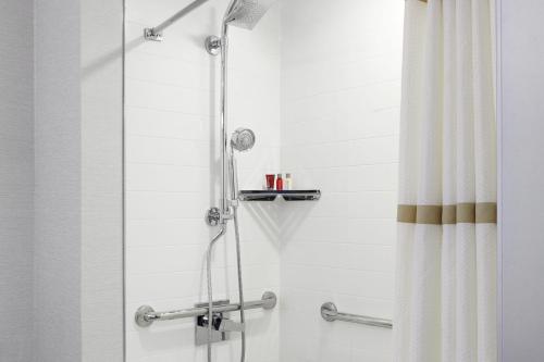 y baño con ducha y cortina de ducha. en Marriott Birmingham Grandview, en Birmingham