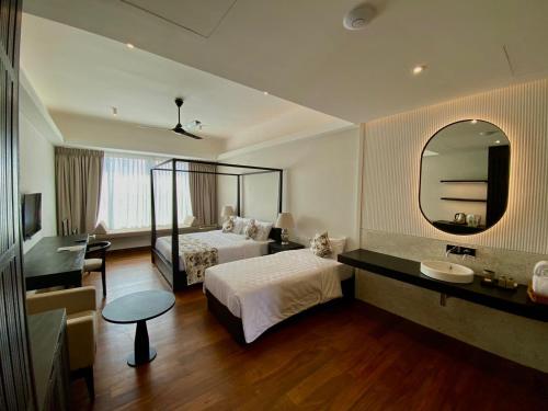 Pokój hotelowy z łóżkiem i lustrem w obiekcie Taprobane House w Kolombo