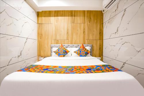 Postel nebo postele na pokoji v ubytování FabHotel Shubham Inn - Nr Jain Mandir, Bhandup West