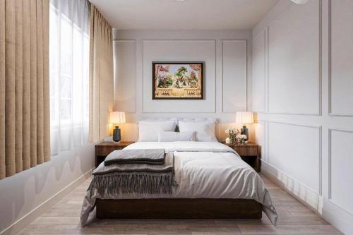 um quarto com uma cama grande e duas mesas de cabeceira em Cabana Hotel - 47A Nguyen Trai, Q1 - by Bay Luxury em Ho Chi Minh