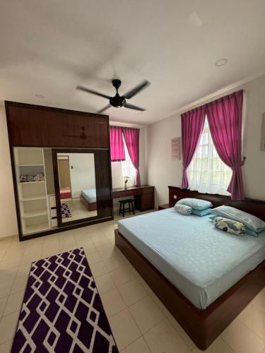 アイヤー・ケロにあるRumah Singgah Taman Belia Antarabangsaのベッドルーム(大型ベッド1台、鏡付)