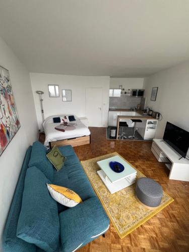 un salon avec un canapé et un lit dans l'établissement Vivez La vue mer - Studio - Port de plaisance - Plage, au Havre