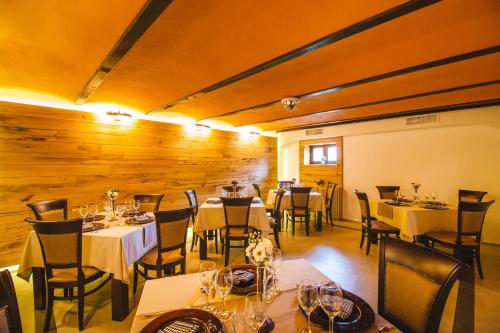a restaurant with tables and chairs in a room at Karlhof in Sebeş