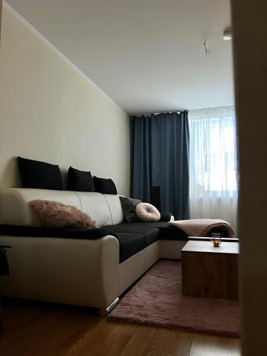 sala de estar con sofá y ventana en Mammaste Apartment, en Mammaste