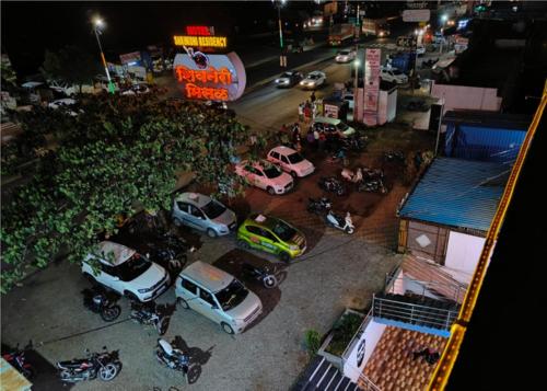 een bovengronds uitzicht op auto's geparkeerd op een parkeerplaats bij Shrinidhi Residency Pune in Pune