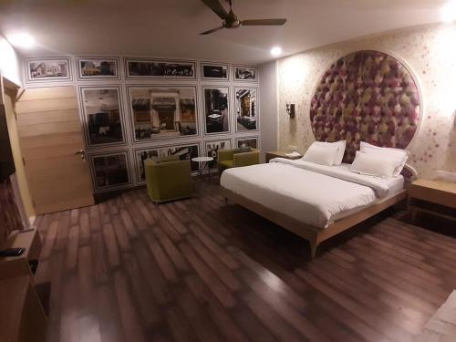 Hotel MEHAI HOUSE في جايبور: غرفة نوم بسرير كبير مع اللوح الأمامي كبير