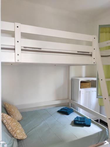 - une chambre avec des lits superposés et un four micro-ondes dans l'établissement Villa Claudia Nice port, à Nice