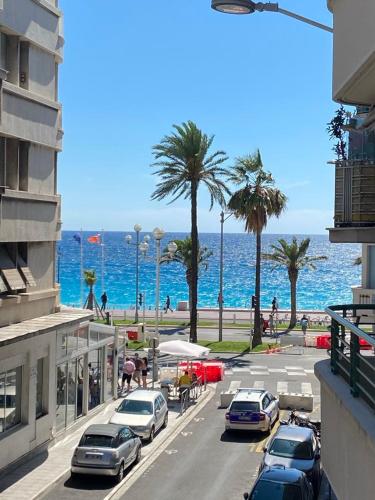 una calle con coches estacionados junto a la playa en City center cute flat with sea view one bedroom, en Niza