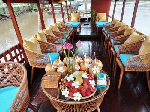 ベンチェにあるKhách Sạn Vinhomes Huỳnh Hotelの船の果物を盛り付けたテーブル