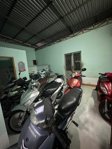 a row of motorcycles parked in a garage at Khách Sạn Vinhomes Huỳnh Hotel in Ben Tre