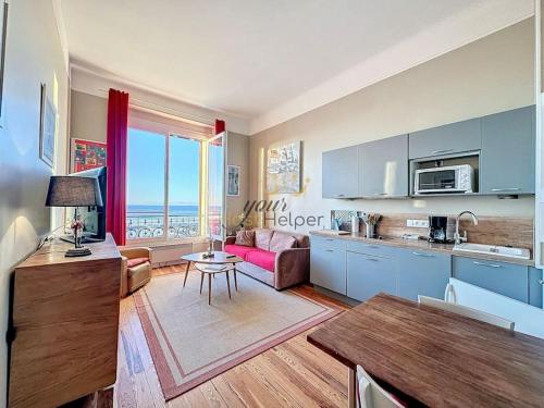 une cuisine et un salon avec vue sur l'océan dans l'établissement Azura YourHostHelper, à Trouville-sur-Mer