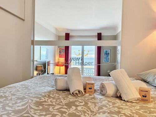 - une chambre avec un grand lit et 3 oreillers dans l'établissement Azura YourHostHelper, à Trouville-sur-Mer