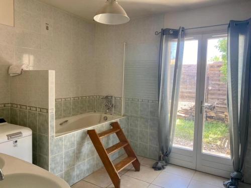 Ένα μπάνιο στο Charmante Maison provençale avec piscine dans Avignon