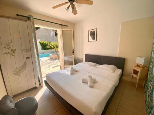 une chambre avec un lit avec des serviettes dessus dans l'établissement Charmante Maison provençale avec piscine dans Avignon, à Avignon