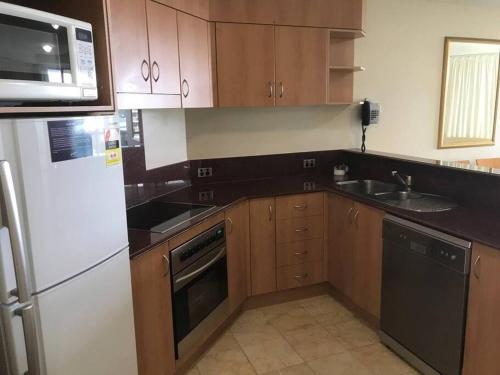 Dapur atau dapur kecil di Landmark Resort Mooloolaba 4th Floor Apartment with a View