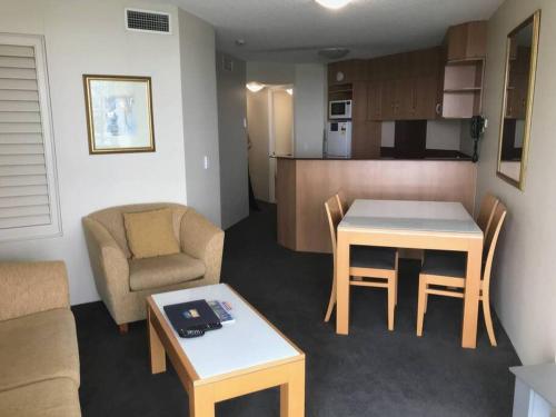 Dapur atau dapur kecil di Landmark Resort Mooloolaba 4th Floor Apartment with a View