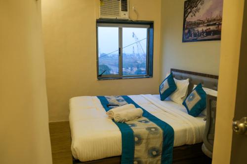 um quarto com 2 camas e uma janela em VR Comforts em Mumbai