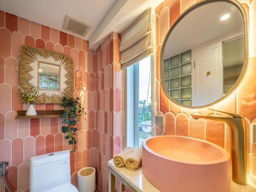 baño con espejo grande y lavabo en Tarate Loft Studio Ubud en Ubud