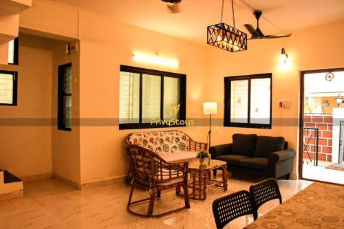 Ruang duduk di Privy Stays Reed Field Cottage