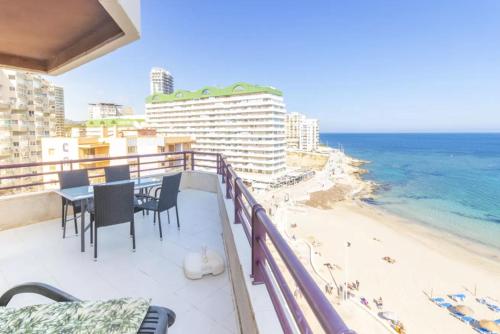 balcón con vistas a la playa y a los hoteles en Topacio Penthouse 17A - Costa CarpeDiem, en Calpe