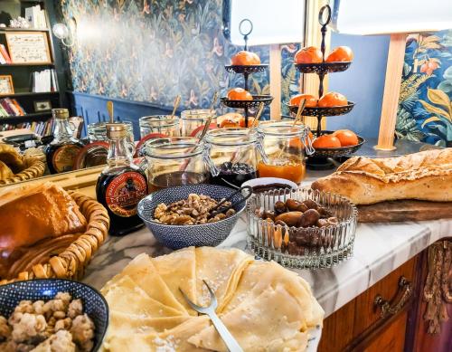 une table recouverte de beaucoup de différents types de nourriture dans l'établissement Domaine Le Clos de la Source - Petit déjeuner buffet, à Montrichard