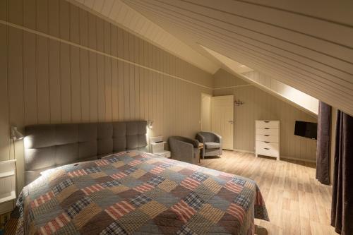 - une chambre avec un lit, un bureau et une chaise dans l'établissement Ure Lodge, à Sennesvik