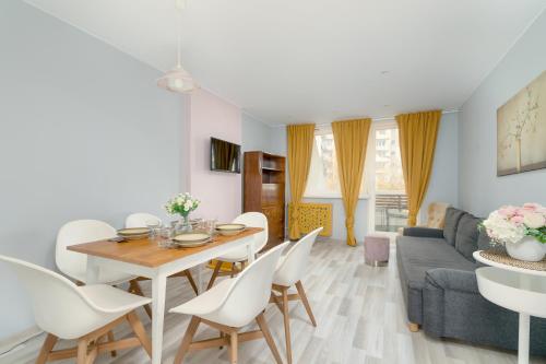 Televízia a/alebo spoločenská miestnosť v ubytovaní Family Apartments Osiedle Rusa by Noclegi Renters