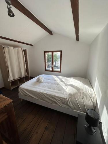 une chambre avec un lit dans une pièce avec une fenêtre dans l'établissement 