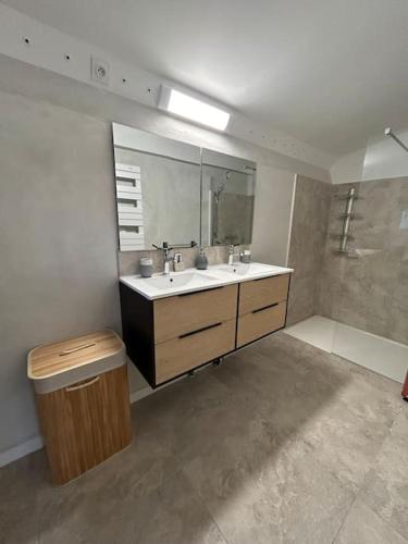 une salle de bain avec un lavabo et un miroir dans l'établissement 