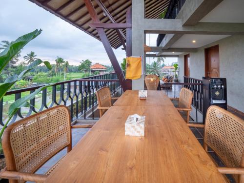 Tarate Loft Studio Ubudにあるバルコニーまたはテラス