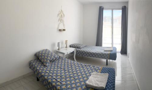 un soggiorno con divano e tavolo di Maison avec Piscine privée + Clim proche de la mer a Corneilla-del-Vercol