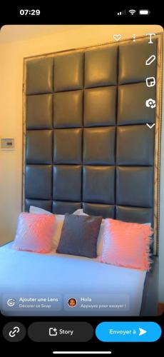 Allooo Docteur في دوالا: غرفة نوم مع سرير مع اللوح الأمامي الأسود