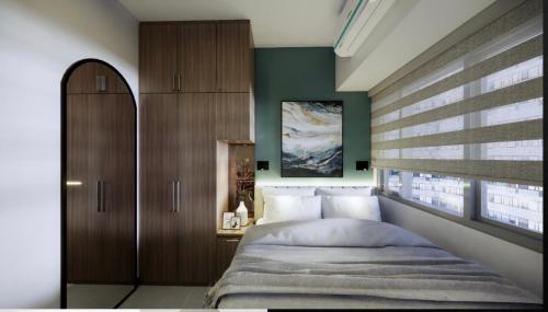 ein Schlafzimmer mit einem großen Bett und einem Fenster in der Unterkunft SMDC Fame residence family suite fully interior condo near shaw mrt and ortigas in Manila