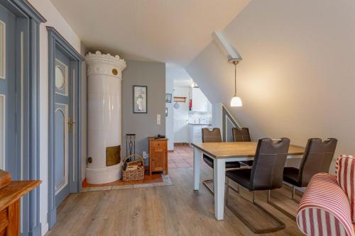 a dining room with a table and chairs at Annes Cottage 3 in Oevenum