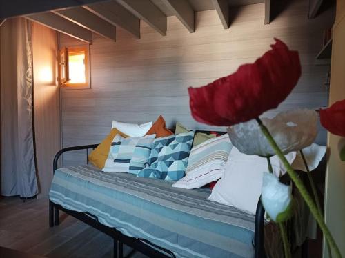 - un lit avec des oreillers colorés dans l'établissement Côte & Mer, à Criel-sur-Mer