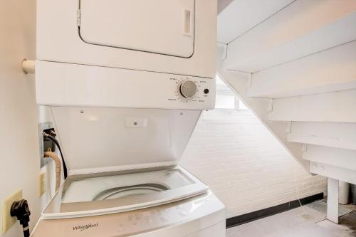 Una lavadora y secadora blancas en una habitación con escaleras en TWO CozySuites Apartment with Skybridge Access #4 en Indianápolis