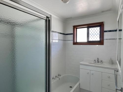 ein Badezimmer mit einer Dusche, einer Badewanne und einem Waschbecken in der Unterkunft Lizzy’s on Lakeside in Lake Albert