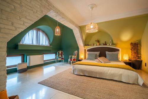 une chambre avec un lit et un mur végétal dans l'établissement RENOVATED Boutique Apartments Petrus, à Sofia