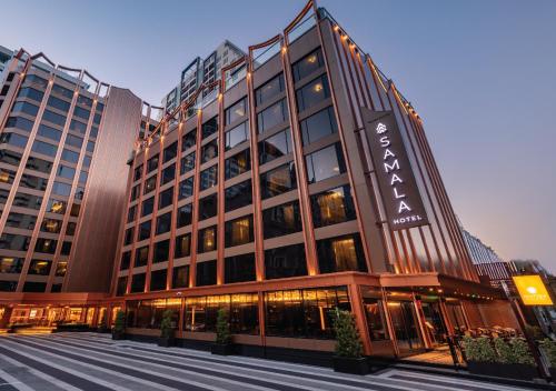 SAMALA Hotel Bangkok في بانكوك: مبنى عليه لافته