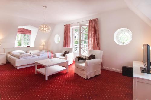 フレンスブルクにあるfewo1846 - Kapitänsvilla - luxuriöse Stadtvilla mit 4 Schlafzimmernのリビングルーム(ソファ、テーブル付)